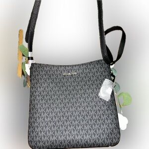 Michael Kors Jet Set  LG Messenger Bag